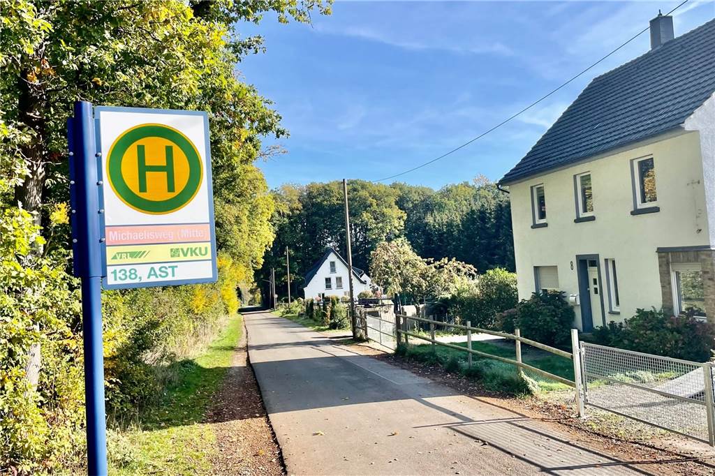 Die wohl einsamste Bushaltestelle NRWs steht in Schwerte – der Bahnhof bekommt eine 1 Bushaltestelle Michaelisweg Schwerte