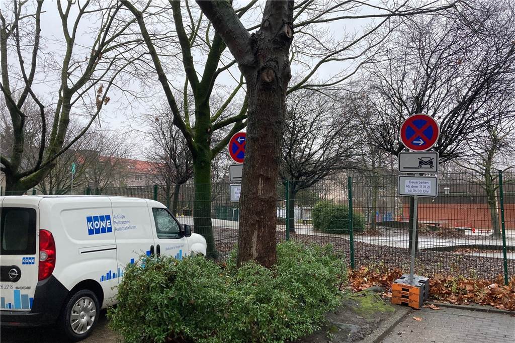 „Horrorhaus“ in der Nordstadt: Vorbereitungen für den Abriss laufen an Die Halteverbotsschilder stehen bereits an der Kielstraße.