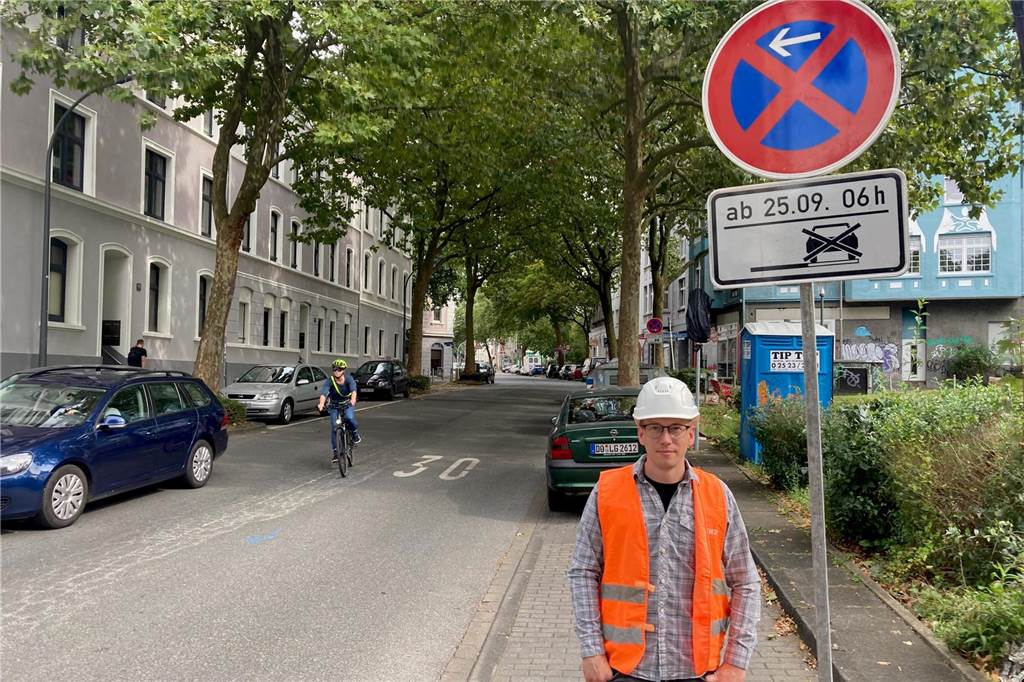 Ein Bauarbeiter vor einem Halteverbotsschild