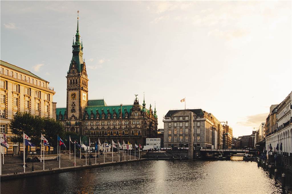 Von Dortmund in unter 6 Stunden ans Ziel - was kann das 9-Euro-Ticket? Die Hamburger Innenalster