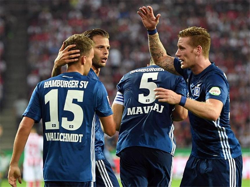 "Spitzenreiter": HSV nach 3:1-Sieg in Köln ganz oben Die Hamburger mit Torschütze Andre Hahn (r) feiern das Tor zum 2:0 gegen den FC Köln. Foto: Federico Gambarini