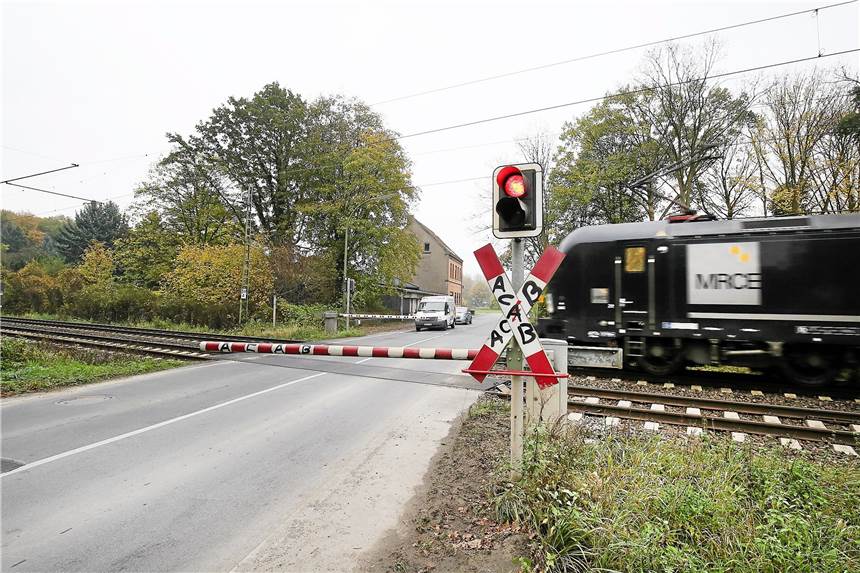 Jugendliche klettern auf Lok: Gefährliche Mutprobe legt Güterzugstrecke komplett lahm Die Hamm-Osterfelder Bahn am Übergang Jahnstraße in der Nähe des Bahnhofs Oberaden. Dort kletterten Jugendliche auf eine Lok und legten den Zugverkehr lahm.