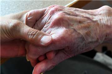 Die Hand halten, wenn jemand Angst vor dem Sterben hat. Einfach da sein, das hilft manchmal.