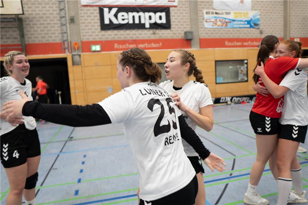 Die Handballerinnen des Lüner SV tüteten mit dem Sieg bei Oespel-Kley den Meistertitel und Aufstieg ein.