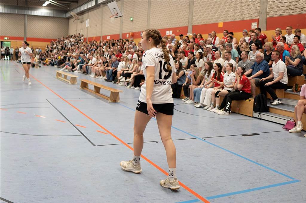 Die Handballerinnen des Lüner SV tüteten mit dem Sieg bei Oespel-Kley den Meistertitel und Aufstieg ein.