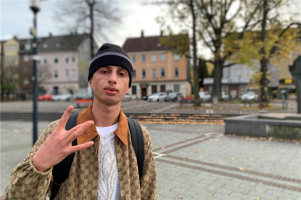 Merdan Suna (18) ist der Robin Hood aus Dorstfeld: „Brauchen mehr Mitgefühl“ Merdan Suna steht vor dem Wilhelmplatz in Dortmund-Dorstfeld und formt ein W mit seiner linken Hand.
