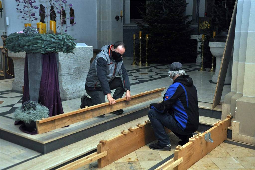 Das Jesuskind wartet hinter Schranktüren auf das Weihnachtsfest Die Handgriffe sitzen, der Aufbau ist Routine für Friedbert Wefringhaus und Meinolf Kentner.