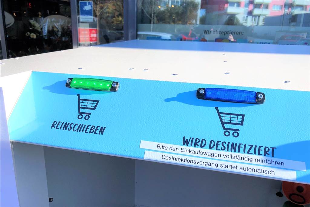 „Toll“: Rewe-Kunden gefällt Desinfektions-Dusche für Einkaufswagen Die Handhabung des Desinfektionsgeräts ist kinderleicht.