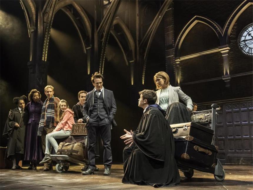 Harry-Potter-Theater und Skriptbuch begeistern Fans Die Handlung des Stücks «Harry Potter und das verwunschene Kind» beginnt dort, wo der letzte Teil der Harry-Potter-Romane endet. Foto: Manuel Harlan/Premier PR