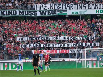 Die Hannover-Fans wollen nicht mit 96-Präsident Martin Kind reden. Foto: Peter Steffen