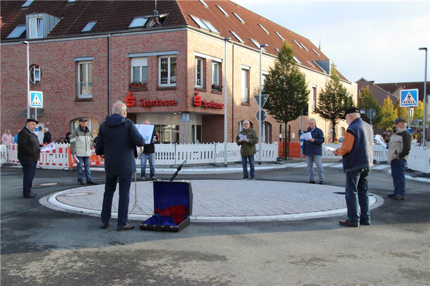 Harmonias besingen frisch gebauten Kreisverkehr in Olfen Die Harmonias sangen am neuen Kreisverkehr.