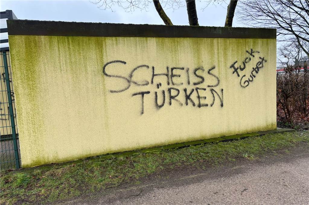 Rassistische Schmierereien am Nordbergstadion: Garage aufgebrochen Die Hass-Parolen sind auf den Außenwänden der Garage zu sehen und zielen auf den Verein Gurbet Spor ab.