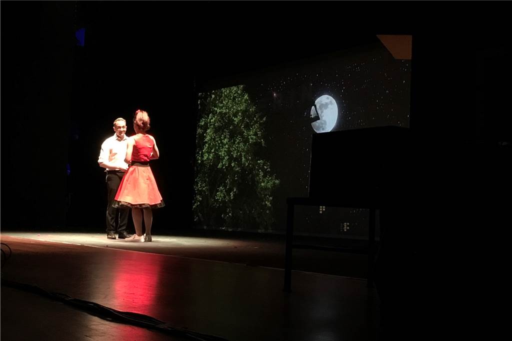 Die Hauptfiguren Ritchie und Petra unter dem „Mond von Wanne-Eickel“.