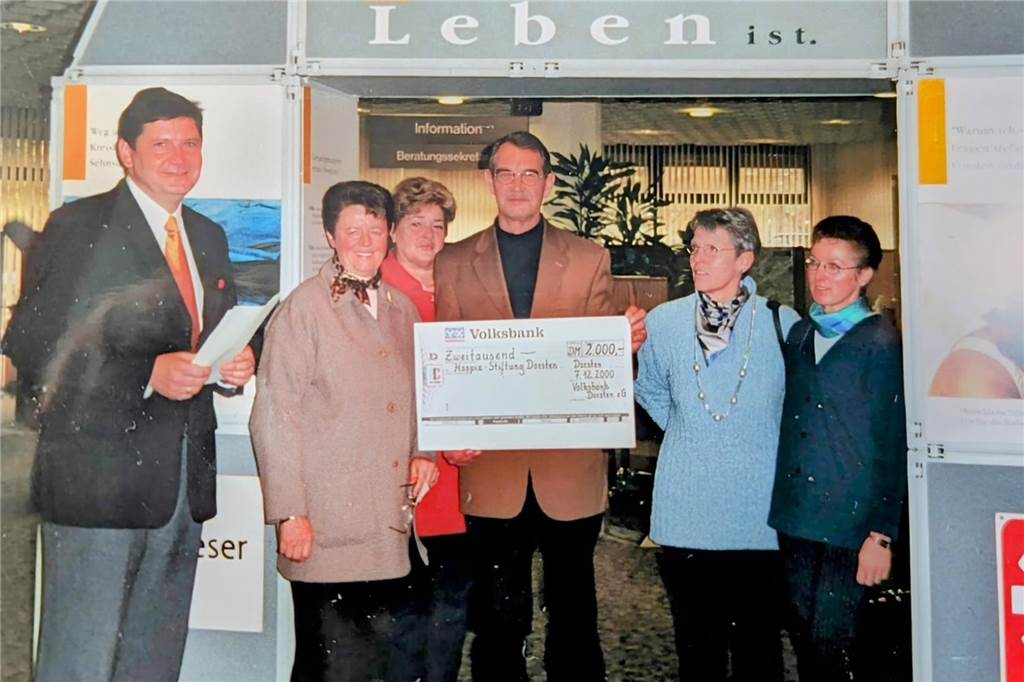 „Würdiges Leben bis zum Ende“: Hospizdienst blickt auf 25 Jahre zurück Die Hauptinitiatoren Ursula Ansorge und Uwe Gorski bei einer Spendenübergabe in den Anfangsjahren des Hospizdienstes.