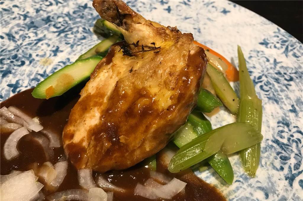 Das Haus Goldschmieding bietet familienfreundliche Küche an - und richtig gute Preise Die Hauptspeise: Freilandhuhn in Salbei mit Zwiebeljus und saisonalem Gemüse.