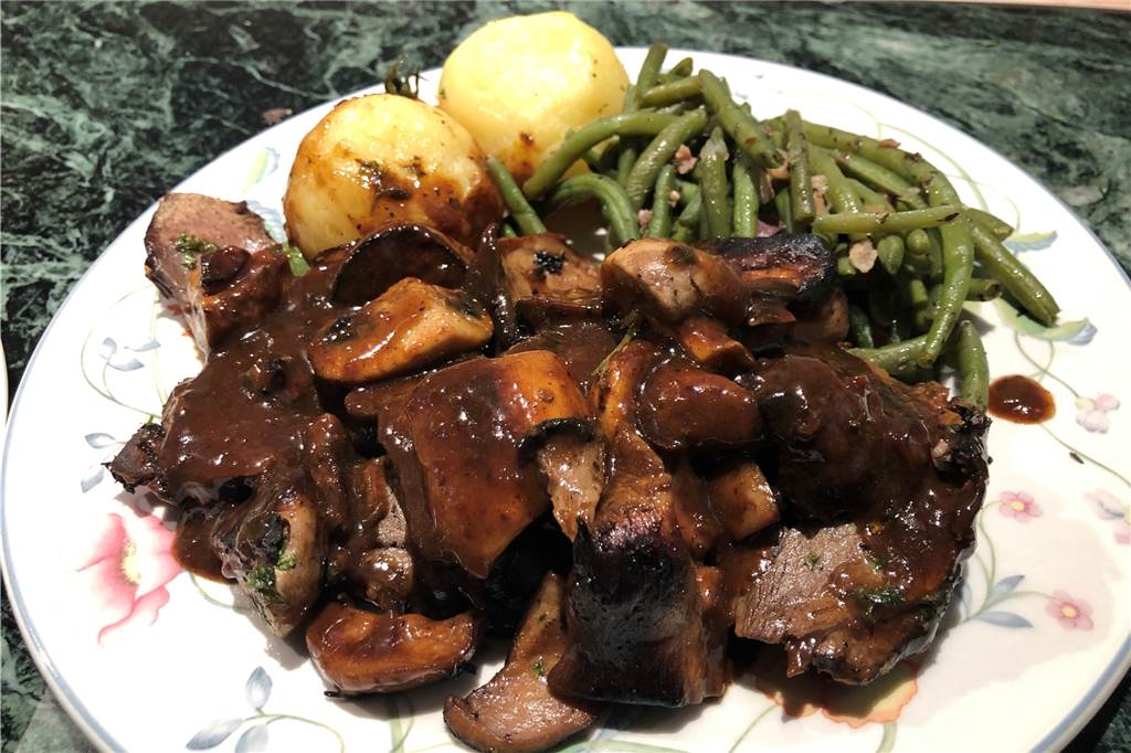 Restaurant Wetterkamp im Check: Wild und Fisch schmecken auch zu Hause Die Hauptspeise: Hirschbraten mit Waldpilzen. Zur Portion gehörte noch ein dritter Knödel und mehr Bohnen und Burgundersauce.