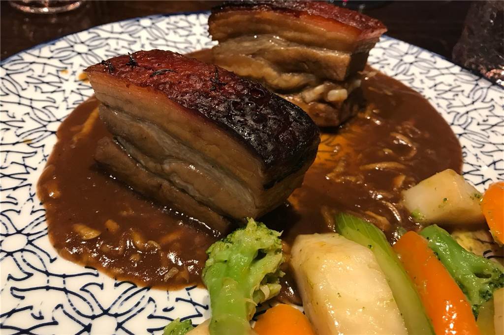 Das Haus Goldschmieding bietet familienfreundliche Küche an - und richtig gute Preise Die Hauptspeise: knuspriger Schweinebauch mit saisonalem Gemüse.