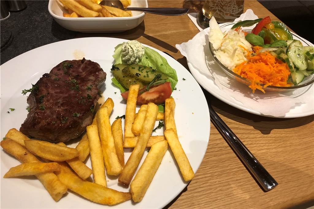 Restaurant „Zur Brücke“: Münsterländische Küche im gemütlichen Ambiente Die Hauptspeise von Tester Nummer 2: Rumpsteak an Pommes frites mit einem Salat.