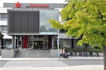 Die Hauptstelle der Sparkasse an der Lippe in Lünen an der Graf-Adolf-Straße. Hier ist das Überweisungsterminal mit Sitzmöglichkeit ersetzt worden. 