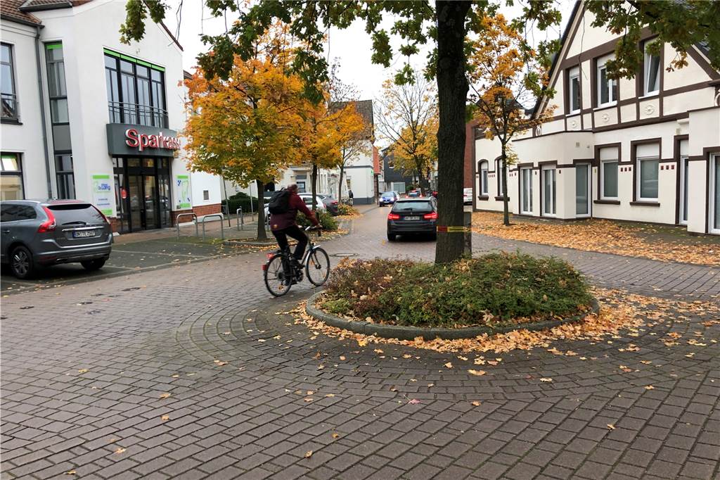 Mobilitätskonzept Selm: Viel zu tun - Bürger mit im Boot Die Hauptstraße in Bork ist so eng, dass es zuweilen zu gefährlichen Begegnungen zwischen Verkehrsteilnehmern kommt.