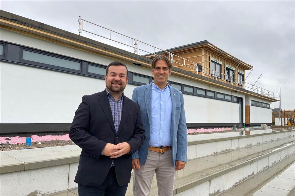 Wasserschaden an der Sportarena Wandhofen: Eröffnung verzögert sich Dimitrios Axourgos und Christian Vöcks stehen auf der Haupttribüne der Sportarena in Schwerte-Wandhofen.