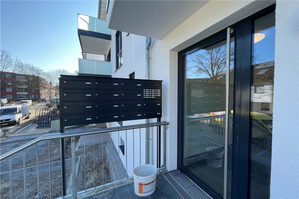 Besichtigungen in Neubauten laufen: Eine Wohnung ist bisher der Renner Eingang zu einem der Neubauten an der Neu-Crengeldanz-Straße in Lütgendortmund