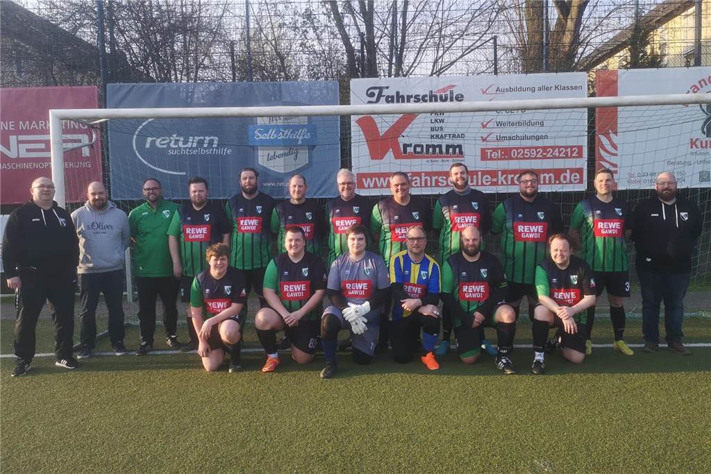 Heavy Kickers des PSV Bork feiern Torfestival zum Ligastart Mannschaftsfoto der PSV Bork Heavy Kickers vor dem ersten Ligaspiel