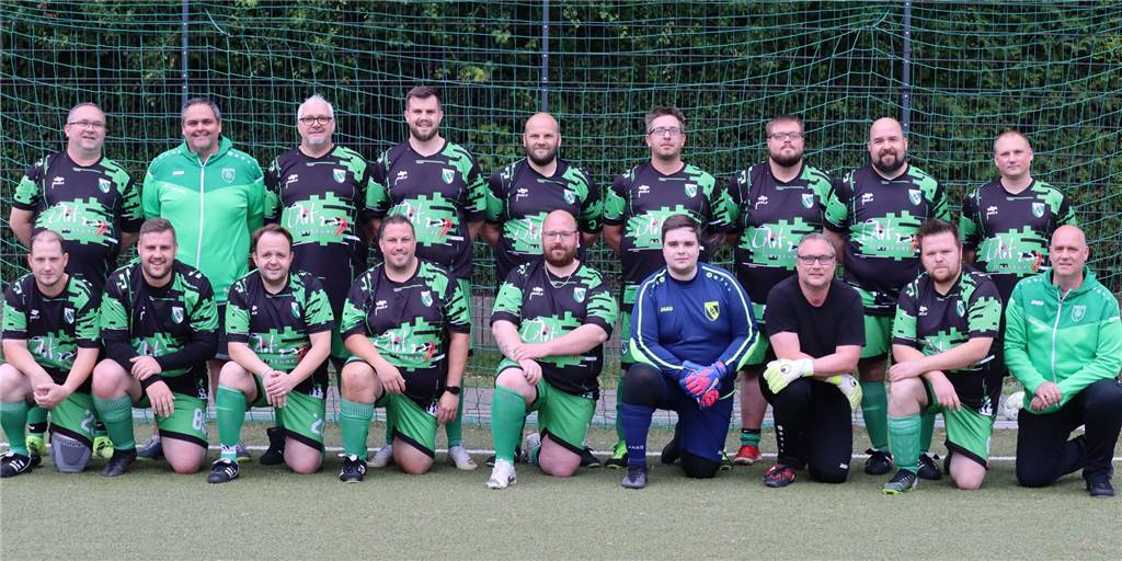 Turnier bei Heavy Kickers des PSV Bork mit Teams aus Waltrop, Schwerte, Dortmund und hohem Norden Die Heavy Kickers um Gründer Mike Kraus (unten rechts) treten am 27. August beim „Heavy Cup“ gegen sieben weitere Teams aus ganz Deutschland an.