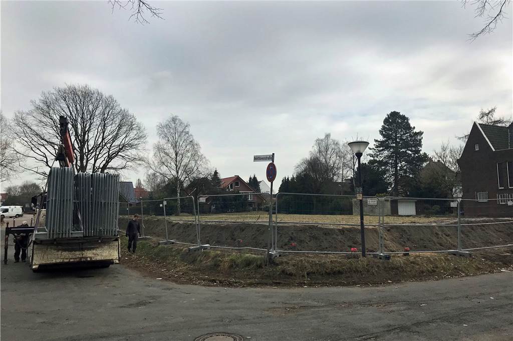 Vorbereitungen für Neubau an der Beethovenstraße haben begonnen Die Hecke am Baugelände Beethovenstraße/Am Hagen ist gerodet, der Bauzaun steht.
