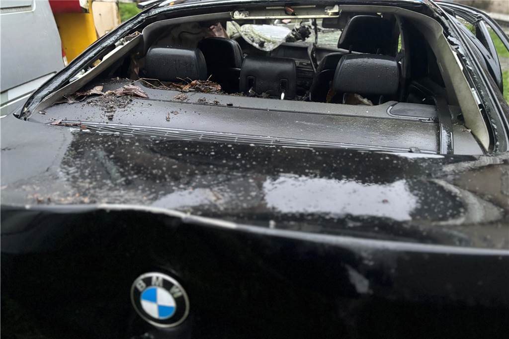 „Gott sei Dank sind wir rausgekommen“: BMW überschlug sich auf der A 2 Die Heckscheibe ist beim Unfall zu Bruch gegangen.