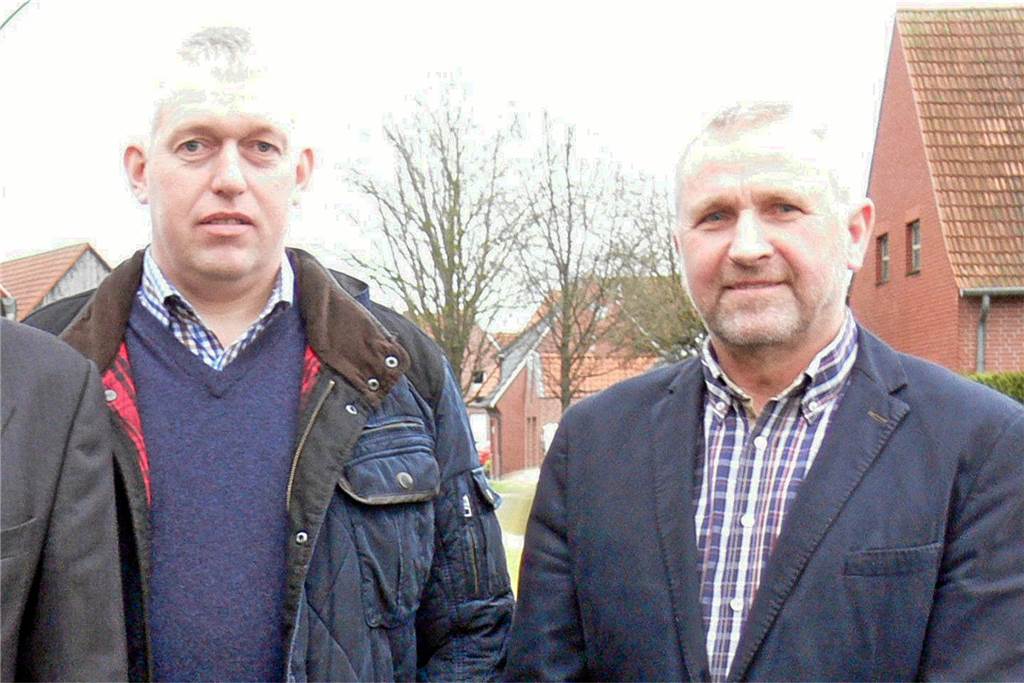 Heeker Landwirte hoffen auf stabile Trocken-Phase Die Heeker Landwirte Heinz Benfeld (l.) und Bernhard Ostendorf haben durchaus Bedenken, was das Regenwetter und die Ernte angeht.