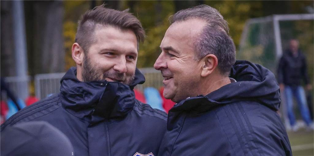 Der Trainer und der Vorsitzende des TuS Bövinghausen, Sebastian Tyrala (l.) und Ajan Dzaferoski, unterhalten sich.
