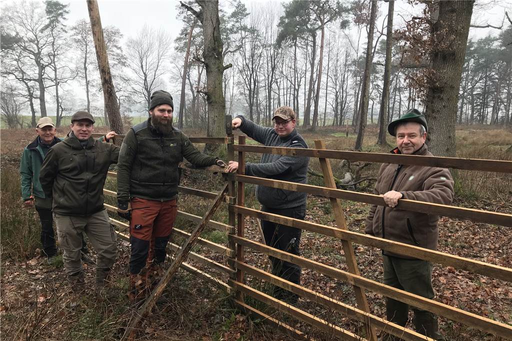 Start mit 15.000 Pflanzen: Natur- und Walderlebnispfad wird Großprojekt Die Hegering-Vorstandsmitglieder Franz-Josef Gövert (links), Martin Lücke (zw.v.l.) und Hermann Wolff (rechts) beim Aufbau des neuen Hordengatters im Barloer Busch.