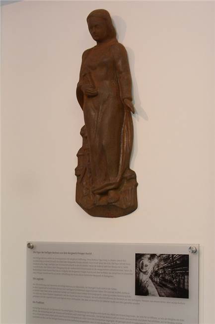Knappschaftskrankenhaus: Barbara-Figur bietet Schutz und Hoffnung Die heilige Barbara bietet Schutz und Hoffnung in schwierigen Zeiten