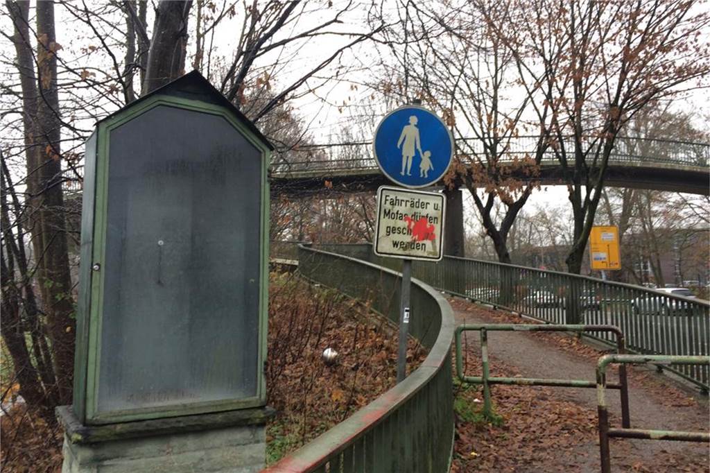 Heiliger Nepomuk zieht nach Bauarbeiten am Kreisverkehr zurück an die Horne Die Heiligenfigur wurde vor dem Abriss der Fußgängerbrücke an der Münsterstraße in Sicherheit gebracht. Für ein paar Tage stand Nepomuks Schaukasten leer.