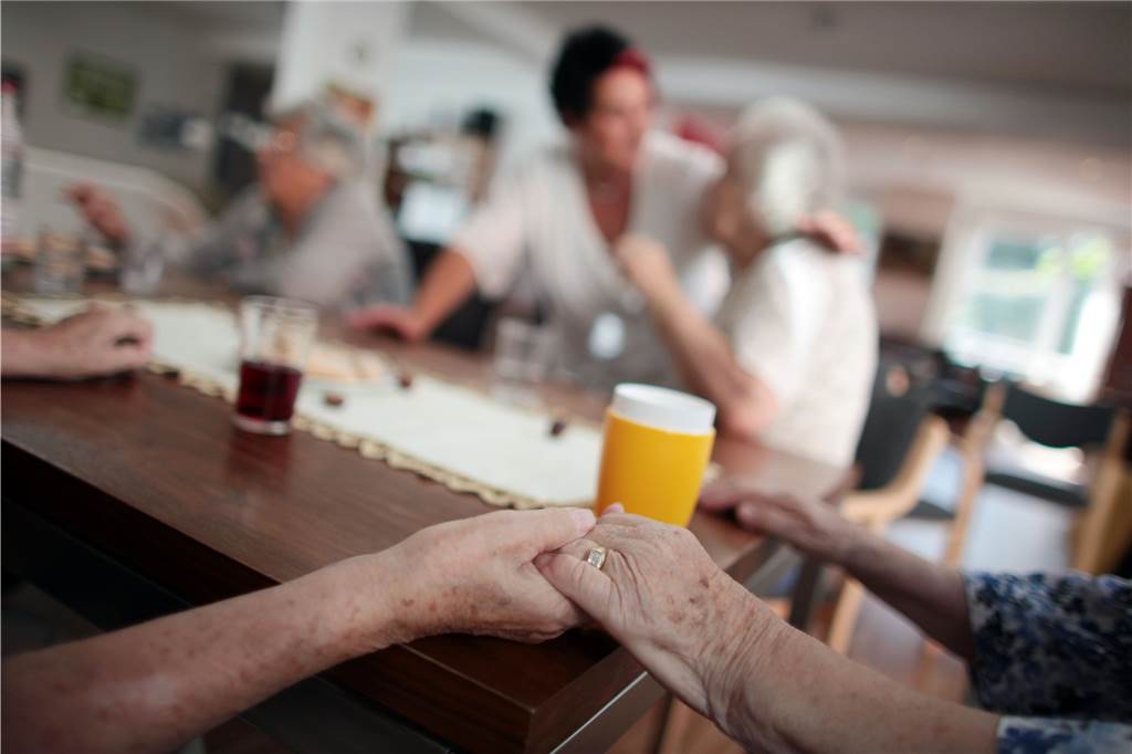 Qualitätsmängel und Pflege-Noten: Wer kontrolliert die Pflege? Die Heimaufsicht der Kommune und der Medizinische Dienst der Krankenkassen (MDK) kontrollieren die Qualität der Pflege. Dabei schauen sie vor allem in die schriftliche Dokumentation.