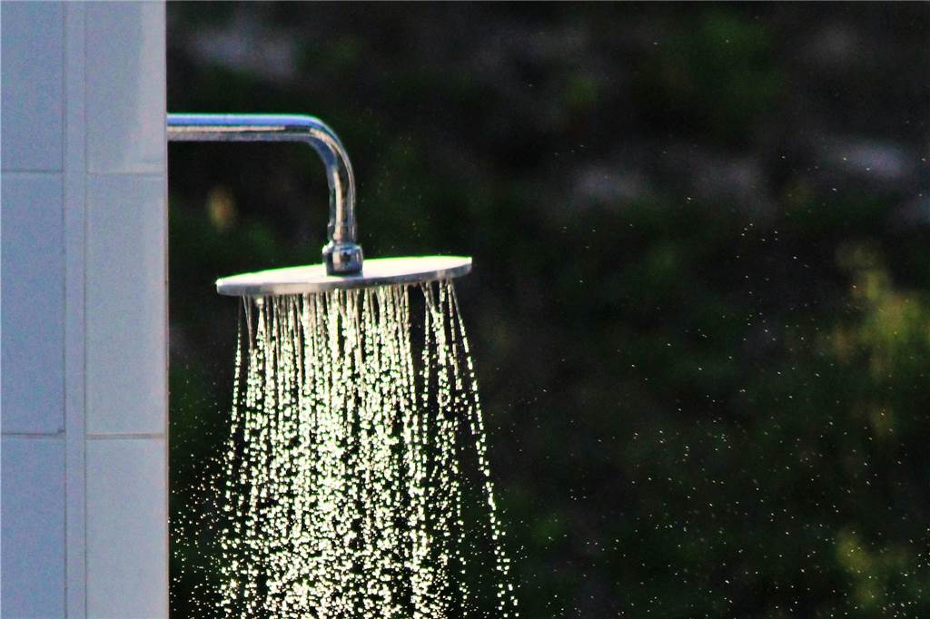 Wieder heiße Duschen in Sporthallen, Aquahaus spart weiter Gas Die heißen Duschen in den Ahauser Sporthallen waren seit Ende Oktober 2022 abgestellt. Im Februar soll das heiße Wasser wieder eingeschaltet werden – falls die Laboranalysen schnell genug gehen.