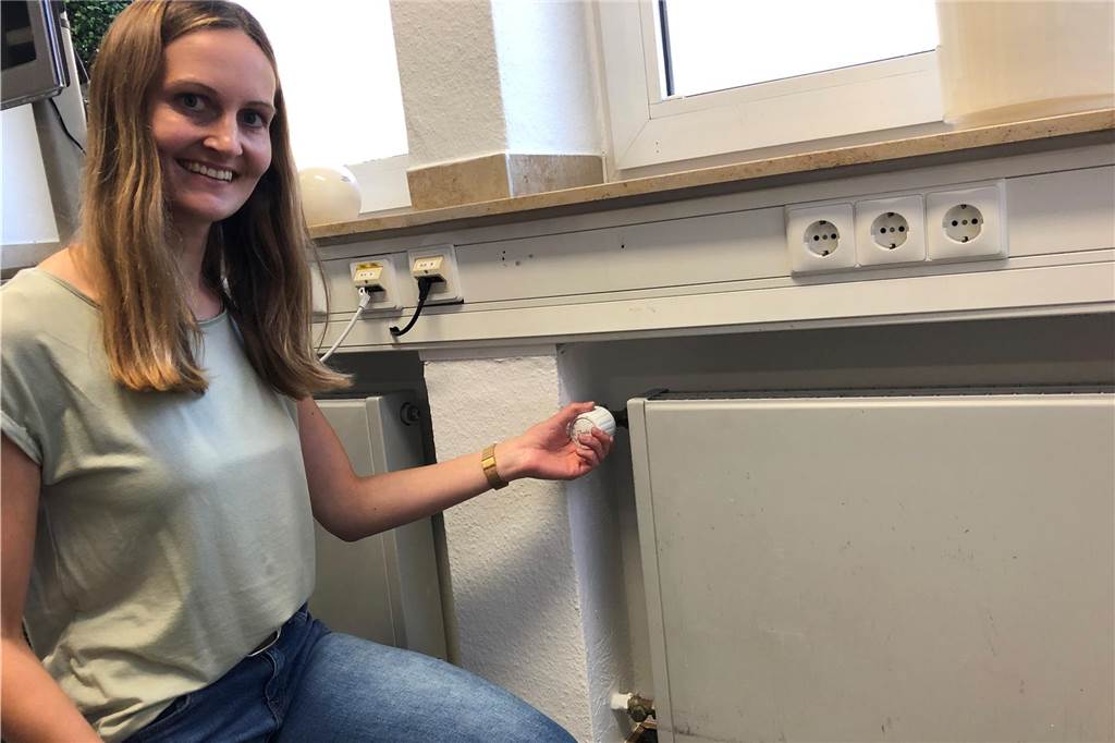 Umbau des Rathauses wird teurer: Auch wegen Asbest-Sanierung? Die Heizungsanlagen im Nordkirchener Rathaus - hier Klimaschutzmanagerin Janine Eßmann bei der Regulierung der Wärme - werden um mehr als 90.000 Euro teurer. Nach aktuellen Berechnungen.