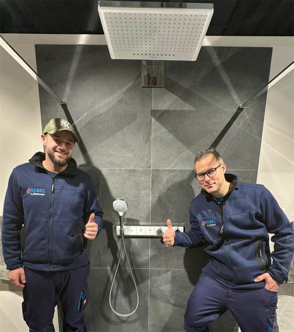 Handwerker Kevin Rebel wagt den Schritt in die Selbstständigkeit Kevin Rebel und sein Mitarbeiter Andreas Bielmeier zeigen beide einen Daumen nach oben, in einer neugebauten Dusche stehend.