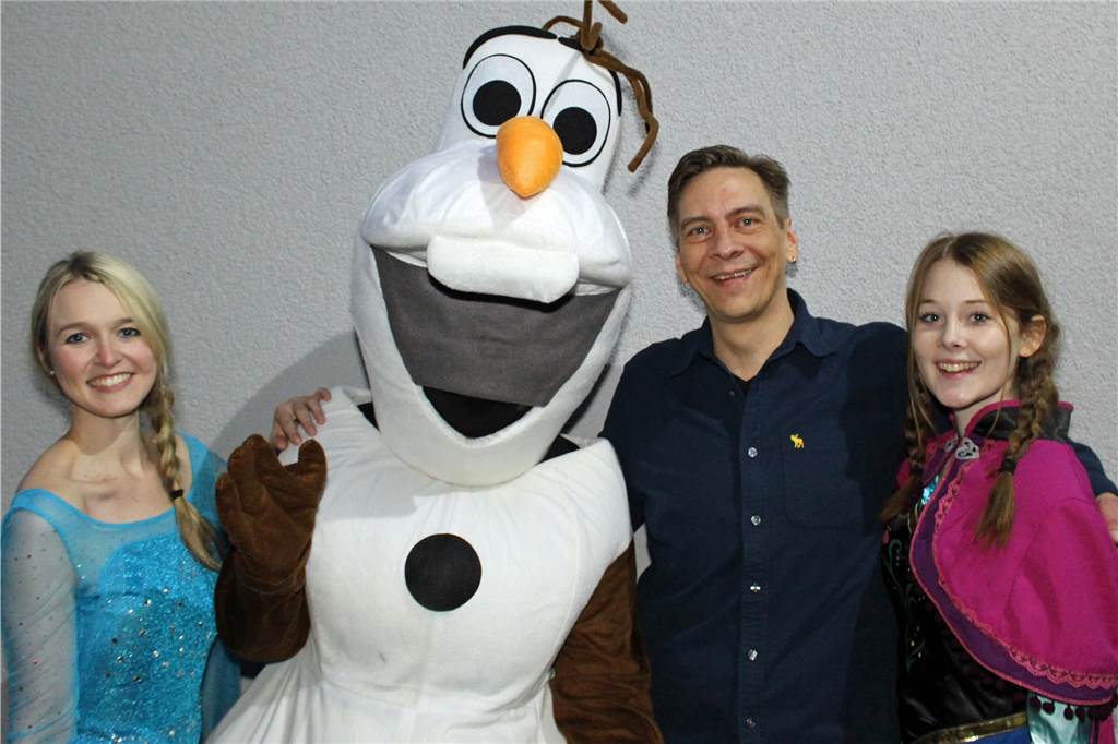 In der Familiendisko im Nightrooms in Dortmund soll es richtig schneien Die Heldinnen "Elsa" (l.) und "Anna" (r.) aus dem Film "Die Eiskönigin" sowie Schneemann Olaf werden ebenfalls auftreten. Darüber freut sich Veranstalter Tobias Kortmann.