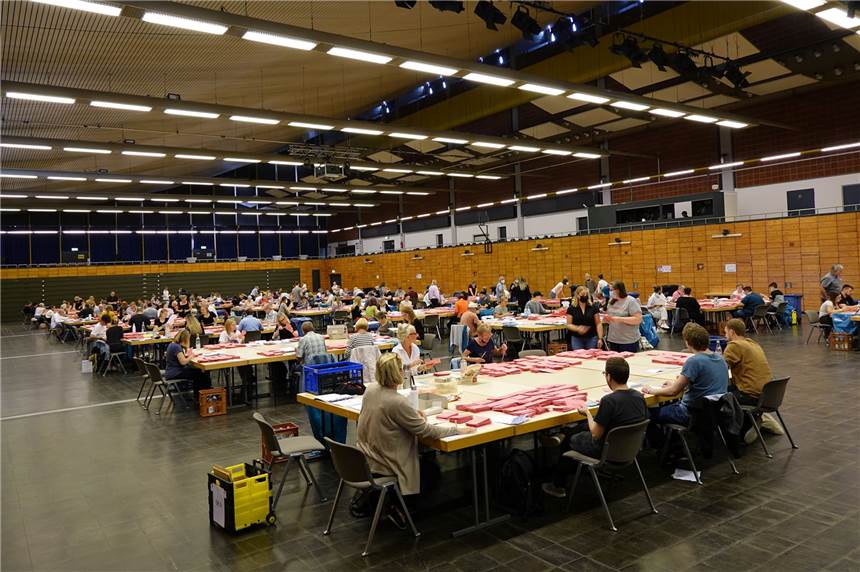 Briefwahl-Auszählung: Wahlhelfer halten sich in der Europahalle bereit Die Helfer in der Europahalle in Castrop-Rauxel.