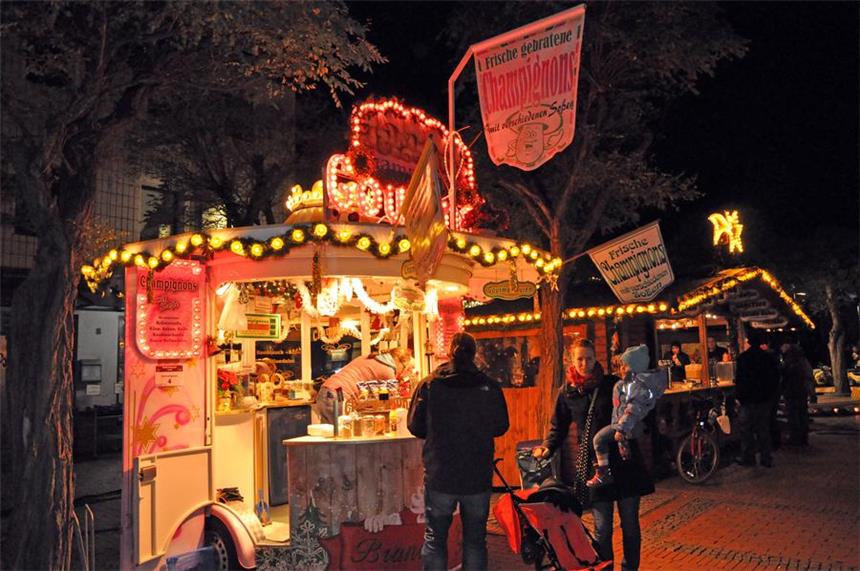 Lüner Weihnachtsmarkt eröffnet am 21. November Die hell beleuchteten Buden auf dem Weihnachtsmarkt.