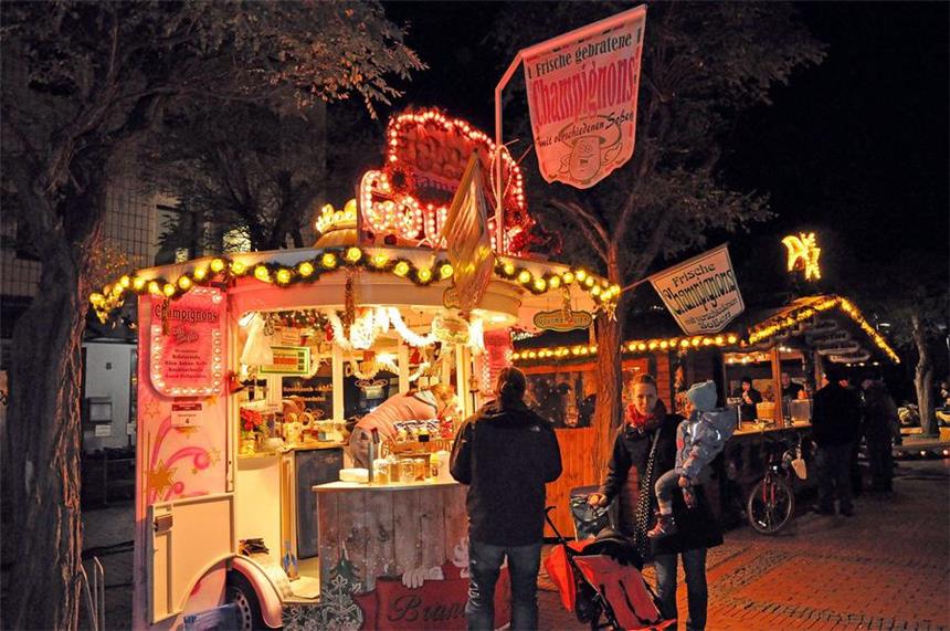 Marktumbau: Lünen sucht Lösung für Adventszeit Die hell beleuchteten Buden auf dem Weihnachtsmarkt.