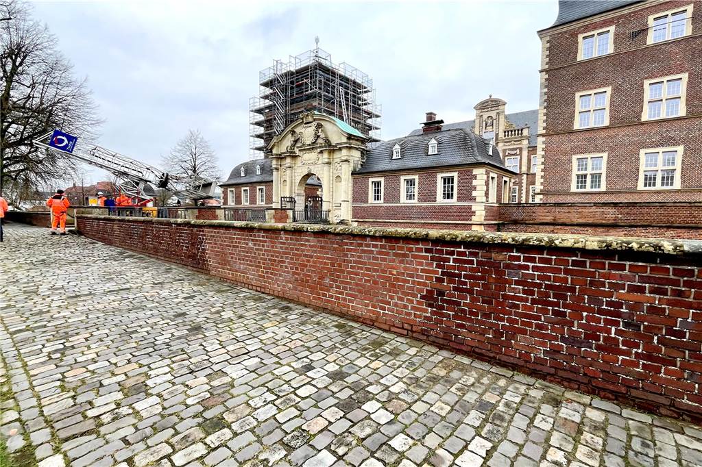 Ingenieure untersuchen Schlossbrücke mit Hammerschlägen Mauer am Schloss