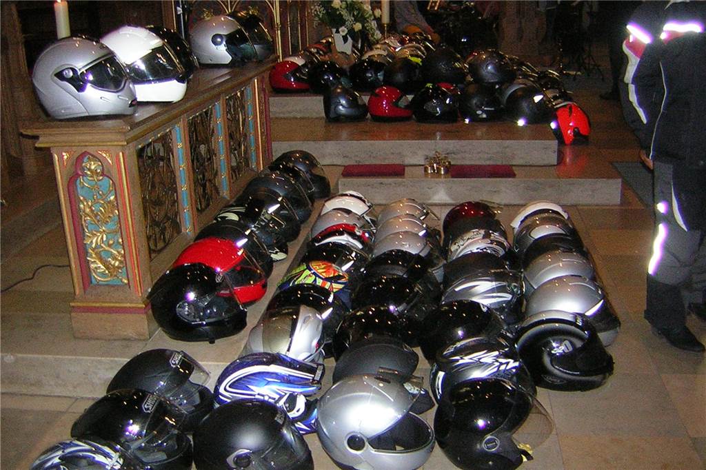 Warum am Wochenende Hunderte Biker nach Castrop-Rauxel kommen Die Helme der Motorradfahrer werden gesegnet.
