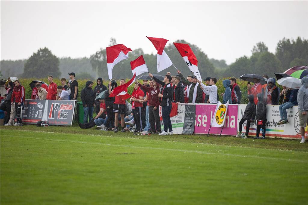 Fatale Schiri-Entscheidungen: Hemmerde feiert Derbysieg in Lünern Die Hemmerder Fans machten gute Stimmung am Ostfeldweg.