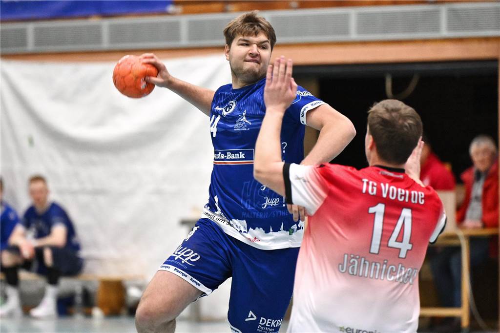 Die Herren des HSC Haltern-Sythen verspielten am Samstagabend (15. Februar) eine Sechs-Tore-Führung gegen die TG Voerde und verloren am Ende nach enttäuschenden 40 Minuten mit 23:30 (13:11) ziemlich deutlich - sehr zum Ärger von Trainer Maurice Abstins, der schon während des Spiels und auch danach tobte.