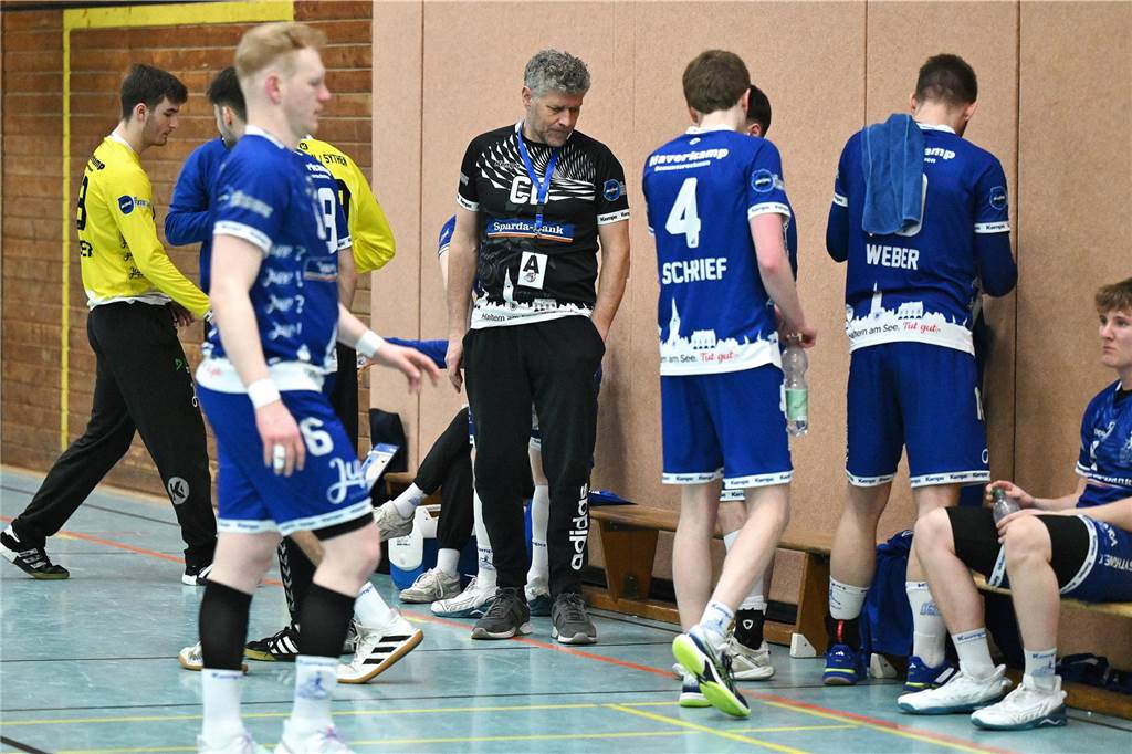 Die Herren des HSC Haltern-Sythen verspielten am Samstagabend (15. Februar) eine Sechs-Tore-Führung gegen die TG Voerde und verloren am Ende nach enttäuschenden 40 Minuten mit 23:30 (13:11) ziemlich deutlich - sehr zum Ärger von Trainer Maurice Abstins, der schon während des Spiels und auch danach tobte.
