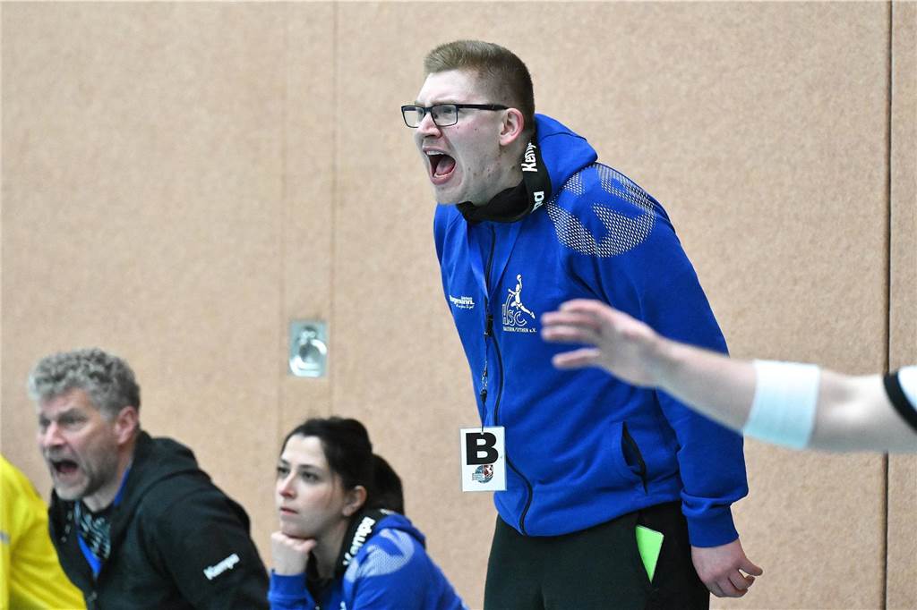 Die Herren des HSC Haltern-Sythen verspielten am Samstagabend (15. Februar) eine Sechs-Tore-Führung gegen die TG Voerde und verloren am Ende nach enttäuschenden 40 Minuten mit 23:30 (13:11) ziemlich deutlich - sehr zum Ärger von Trainer Maurice Abstins, der schon während des Spiels und auch danach tobte.