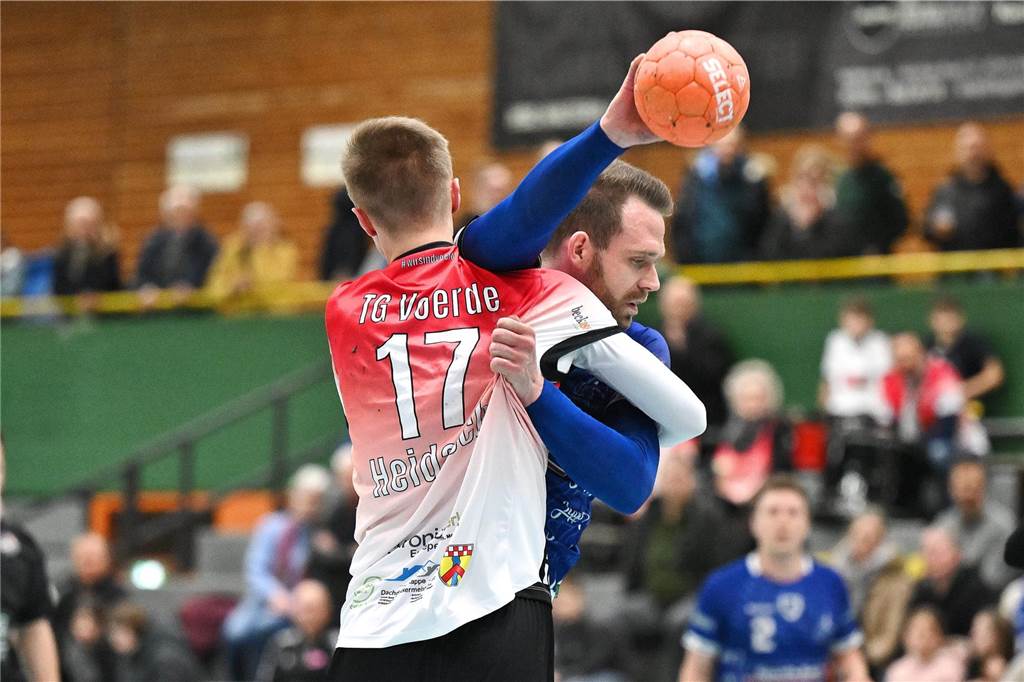 Die Herren des HSC Haltern-Sythen verspielten am Samstagabend (15. Februar) eine Sechs-Tore-Führung gegen die TG Voerde und verloren am Ende nach enttäuschenden 40 Minuten mit 23:30 (13:11) ziemlich deutlich - sehr zum Ärger von Trainer Maurice Abstins, der schon während des Spiels und auch danach tobte.